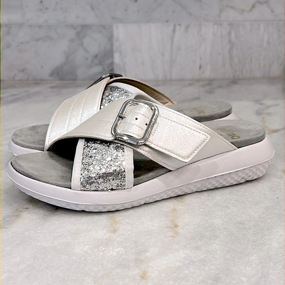 GEMO Pearlized Silver Glitter Buckle Strap Slip On